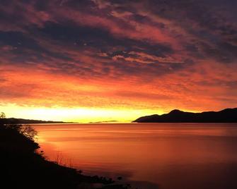 Private, Relaxing Ocean Front Cottage. - Powell River