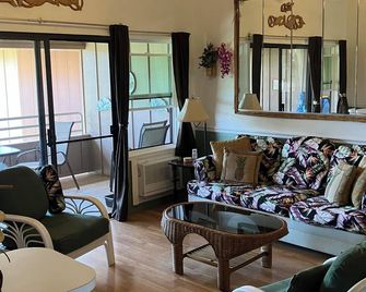 Clean Comfortable Condo that is Steps to the Beach, Affordable w/Free Parking - Kīhei - Living room
