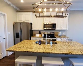 Click Me️Covered Parking +Free Wifi+Smart Tvs - Calhoun - Kitchen