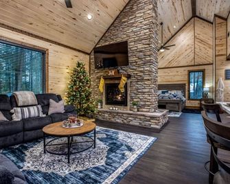 Corner Pocket Escape - Smithville - Living room