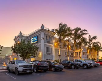 Best Western Luxury Inn - Tracy - Gebäude