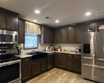 3BR/2BA premium home on quiet street - Gonzales - Kitchen