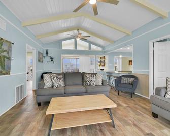 Wraparound Beach-View Deck: Jamaica Beach Home - Galveston - Living room