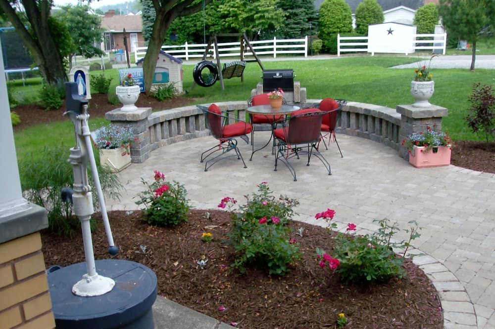 Relax & Revisit your Yesterdays with a Retro Staycation! - Belle Vernon - Innenhof