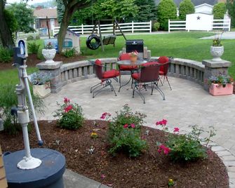 Relax & Revisit your Yesterdays with a Retro Staycation! - Belle Vernon - Innenhof