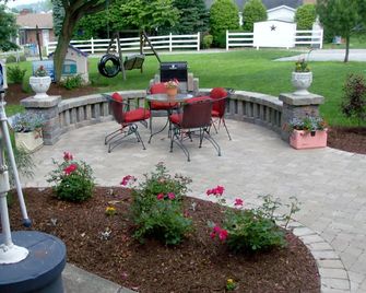 Relax & Revisit your Yesterdays with a Retro Staycation! - Belle Vernon - Innenhof