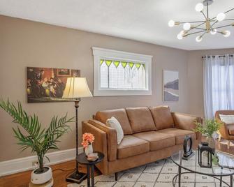 Cozy 2br Near Destiny Usa, Syracuse Uni,zoo & Downtown - Syracuse - Living room