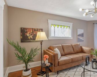 Modern Cozy 2br Near Syracuse University, Destiny Usa, Zoo & Downtown Syracuse - Syracuse - Living room