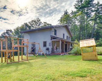 Meredith Home w/ Deck: 6 Mi to Lake Winnipesaukee! - Meredith