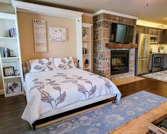 Lovely studio in riverfront community w/Free Attraction TIckets, firepit, pool - Townsend - Bedroom