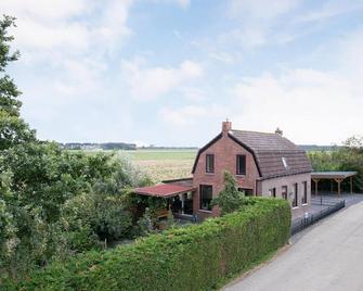 Escape to the peaceful countryside of Biervliet and embrace the serene life in this charming holiday home. - Biervliet - Edificio