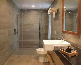 The Cakra Hotel - Denpasar - Baño