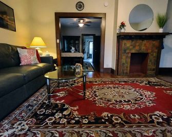 Spacious Frontier Park Apartment - Erie - Sala de estar