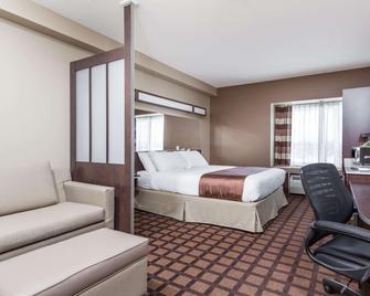 Microtel Inn & Suites by Wyndham Timmins - Timmins - Bedroom