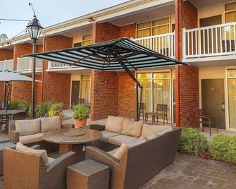 Campus-Adjacent Room with Outdoor Pool Access | Free Parking - Athens - Innenhof