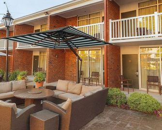 Campus-Adjacent Room with Outdoor Pool Access | Free Parking - Athens - Innenhof