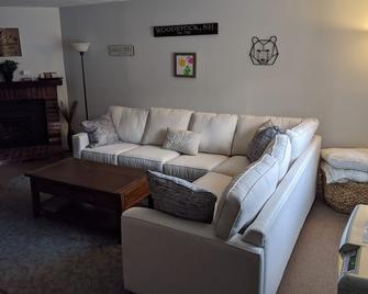 Spacious Family Townhouse In Alpine Village - Close To Everything! - North Woodstock - Living room