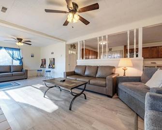 Waterfront with Hot tub and Dock, across from State Park boat Launch - Dublin - Soggiorno