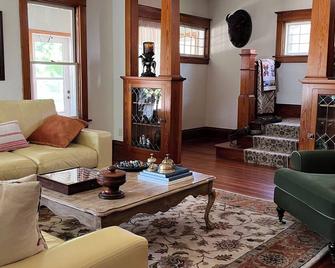 Stately 3-bedroom home in peaceful Dyersville, Iowa - Dyersville - Living room