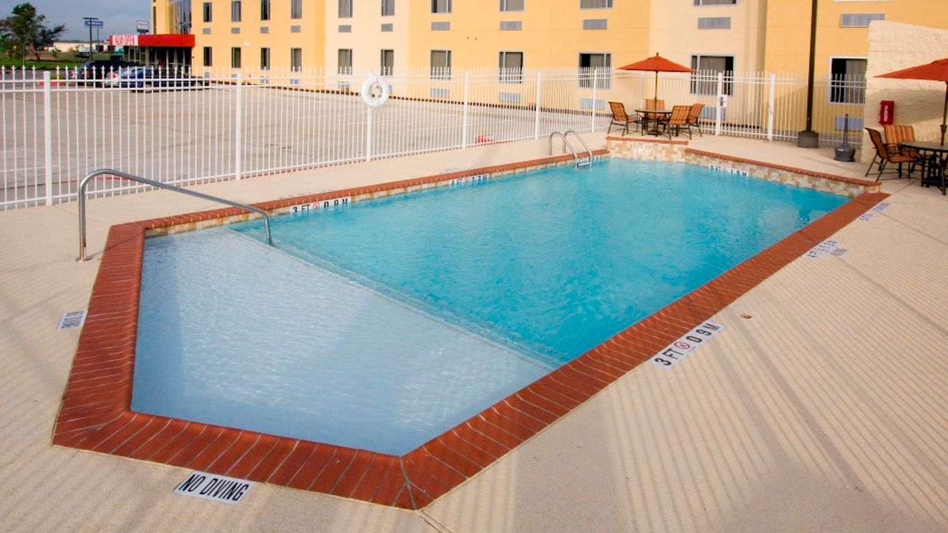 Red Roof Inn & Suites Beaumont