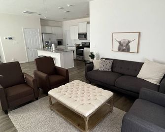 Beautiful new home with lake view near hiking trails - Oak Ridge - Sala de estar