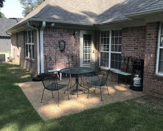 “The Bartholomew” 3 Bed 2 Bath King Suite with Jacuzzi Tub. - Oakland - Patio