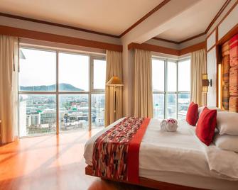 The Royal Paradise Hotel & Spa (Sha Plus+) - Patong - Bedroom