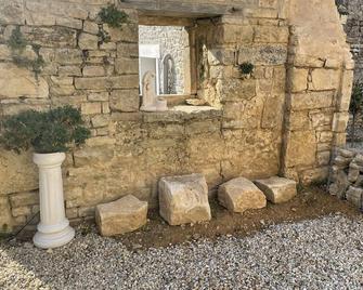 A beautifully restored stone property overlooking the stunning Charente river. - Luxé - Edificio
