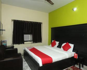 Capital O Gaurav Boarding House - Mathura - Bedroom