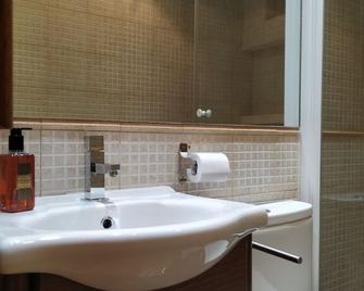 Apartamentos Deluxe Barajas - Madrid - Baño