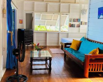 Bella Vista is located in the beautiful village of Charlotteville, Tobago, W.I. - Charlotteville - Wohnzimmer