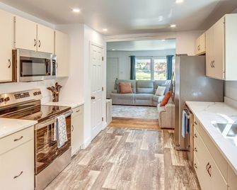 York Farmhouse Hideaway Near Lake Redman - York - Kitchen