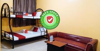 RedDoorz near Baclay Drive Super Metro - Cebu City - Bedroom