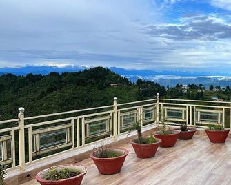 The Royals Apricot Garden - Kanatal - Balcony
