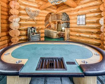 Log-style home with spacious deck, close to China Peak Mountain - Lakeshore - Pool