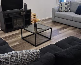 Relax & Recharge: Your Dream Stay in Port Carbon! - Port Carbon - Living room