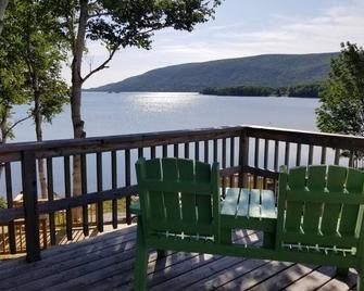 Southrock Cottage, your Cabot Trail cottage retreat in beautiful South Harbour - Dingwall - Balcony