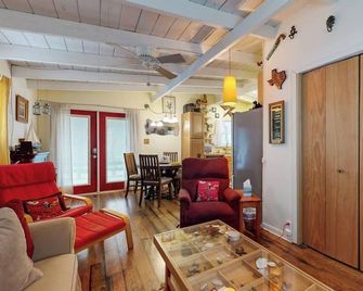The Collector's Hideaway - Burnet - Soggiorno