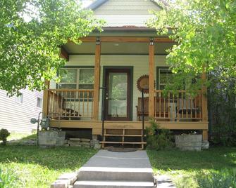 Charming Southwest Victorian in Ouray , Sleeps 8, In town Location - Ouray - Building