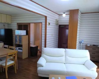 A 2LDK apartment perfect for groups Capacity 6 p - New 52m2 JapaneseWestern style room LDK 3 nights discount Free cleaning fee 1 parking lot 4 minutes walk from Ota station Capacity 5 people A102 / Takamatsu Kagawa - Takamatsu - Living room
