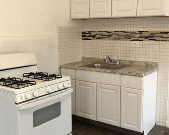 Spacious 2 bedroom apartment with 1 bathroom and private street entrance - Paterson - Cocina
