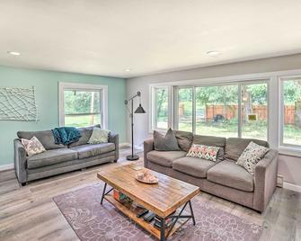 Modern Gold Bar Vacation Rental with Mountain View - Gold Bar - Living room