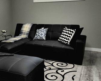 Quiet & Cozy Modern Suite Close To Rcmp - Regina - Living room