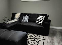 Quiet & Cozy Modern Suite Close To Rcmp - Regina - Living room