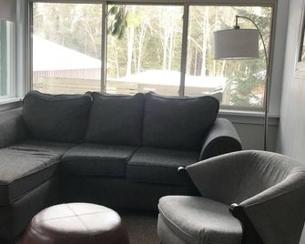 Lake Huron Hideaway - Relax and Connect - Rogers City - Living room