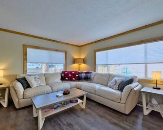 Hillcrest Hideaway: Spacious Mountain View Oasis - Crowsnest Pass - Living room
