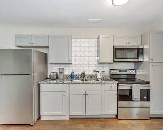 Furnished Apartment Near Gate 8 Redstone Arsenal - Huntsville - Kitchen