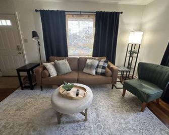 Cottage On 3rd Street - Fairfield - Living room