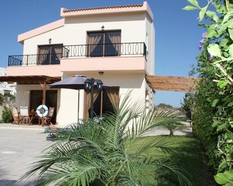 Seaside 2-Bedroom Villa with Private Pool, Garden WiFi Your Perfect Escape - Pissouri - Budynek