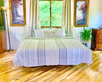 Chalet on Manistee River with amazing backyard pond. 5 minutes from Fife Lake. - Fife Lake - Habitación